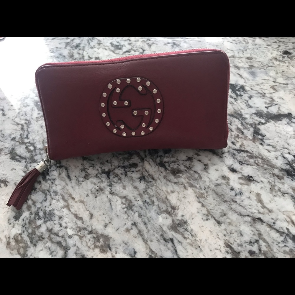 Gucci AUTHENTIC zip around wallet